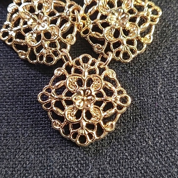 Gold tone vintage necklace. 16 inches - Picture 2 of 5